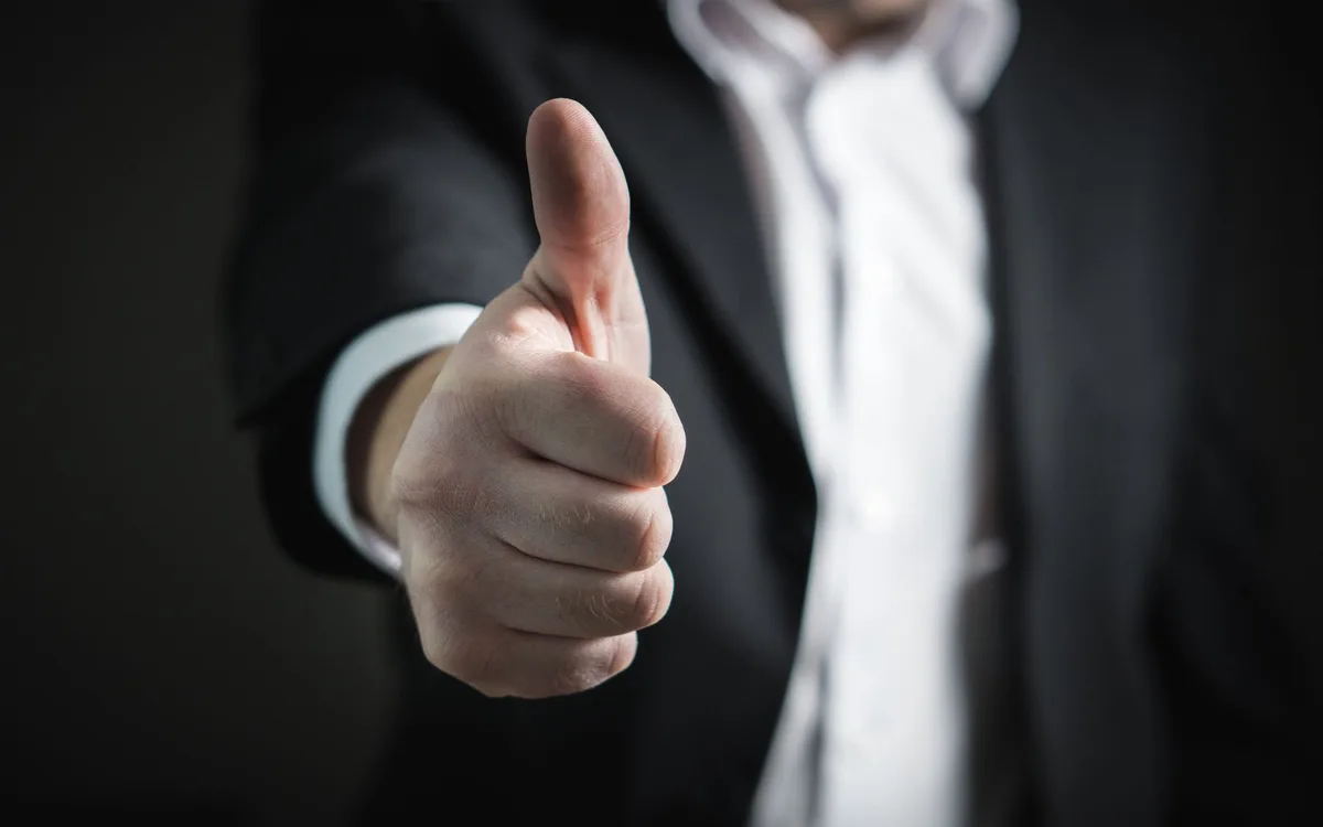 Jak umowa reguluje przegraną częściową, apelację i ponowne rozpoznanie?